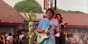 Aksi Panggung Liar Jason Ranti, Suguhkan Distorsi Penuh Gairah di Synchronize Fest 2025