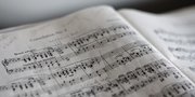 Sifat tanda tempo adagio adalah