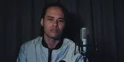 Demi Pengobatan Ibu, Anak Almarhum Deddy Dores Lelang Gitar Milik Sang Ayah