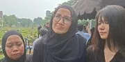 Epy Kusnandar Dimakamkan, Tangis 'Istri' dan 'Anak' Kang Mus 'Preman Pensiun' Pecah