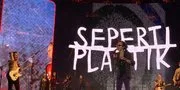 Ipang Lazuardi dan Didit 'Seperti Plastik' Sukses Bikin Nostalgia di Synchronize Fest 2025