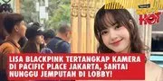 Lisa BLACKPINK Tertangkap Kamera di Pacific Place Jakarta, Santai Nunggu Jemputan di Lobby