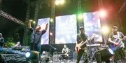 Meski Diguyur Hujan Gerimis Manja, Ndarboy Genk Bangkitkan Gairah Pengunjung Festival Pasar Musik dengan Senam Kesehatan Hati