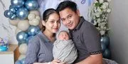 Momen Putri Isnari Momong Sang Anak, Bersenandung - Memeluk dan Mencium Putranya