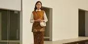 Nggak Cuma Kemeja, Ini 7 Look Batik Kalcer Ala Gen Z