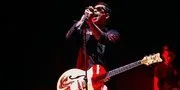 Nostalgia 30 Tahun Superman Is Dead, Bobby Pamer Gitar Bersejarah di Atas Panggung