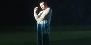 Pakai Outfit Sederhana, Sam Smith Memesona Saat Pamerkan Kelihaian Menari