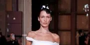 Potret Bella Hadid Berjuang Melawan Penyakit Lyme, Yolanda Hadid Setia Dampingi