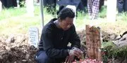 Tangis Reza Arap Pecah di Makam Lula Lahfah: Kenapa Enggak Dengerin Gue?