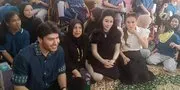 Tutup Tahun Penuh Haru, Angela Tee dan Bara Valentino Berbagi Kasih dengan Anak Disabilitas di Yayasan Sayap Ibu