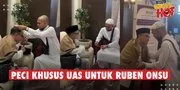 Ustaz Abdul Somad Beri Peci & Tasbih Untuk Ruben Onsu Saat Umrah Di Tanah Suci