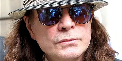 Ozzy Osbourne Duduk Manis di Sebelah Mayat