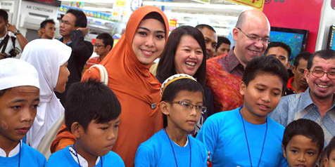 Oki Setiana Dewi Belanja Lebaran Bareng Anak Yatim 