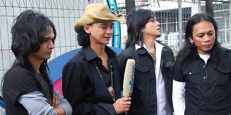 Cegah Pembajakan, Rif Pasarkan Album Berdasar Order