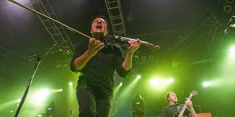 Yellowcard Tampil Super Atraktif