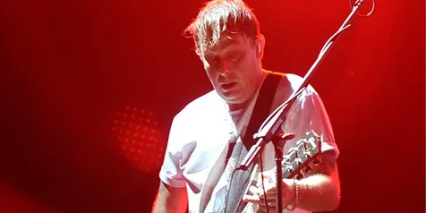 Gitaris Bad Religion Kenakan Kaus Bung Karno