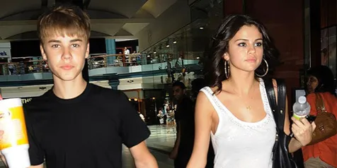 Nonton, Justin - Selena Sewa Seluruh Bioskop