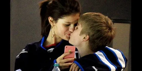 Ups! Justin Bieber - Selena Gomez Hot di Bangku VIP!