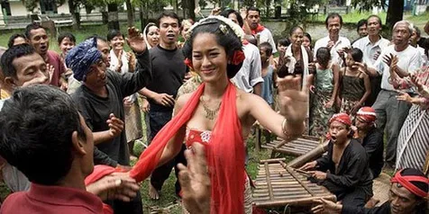 Nonton Sang Penari, Ahmad Tohari Jadi Cengeng