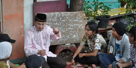 Ustad Zacky 'Ngaji Bareng Wali' di Tempat Pemulung