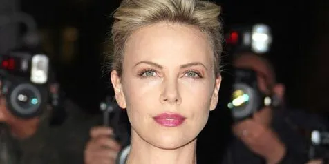 Charlize Theron 'Dibully' Kala Masih Sekolah