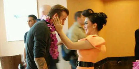 Makan Bareng Beckham, Syahrini Pakai Kain Songket
