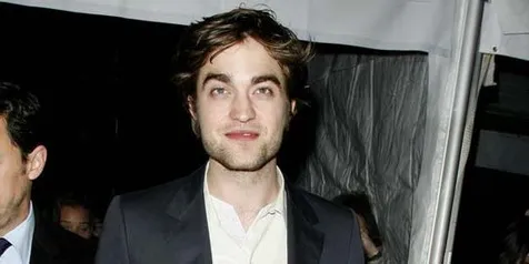 Robert Pattinson Rela Mati Demi Cinta
