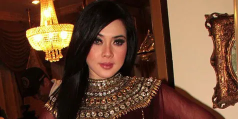 Syahrini Kenalkan Sop Buntut ke David Beckham