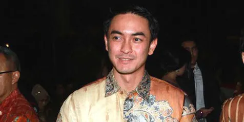 Zumi Zola Bagikan Souvenir Al-Quran dan Alat Sholat 