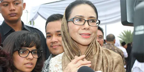Kakak Moerdiono Bela Poppy Dharsono