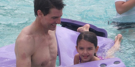 Tom Cruise Habiskan Waktu Bersama Suri di Disney World - KapanLagi.com