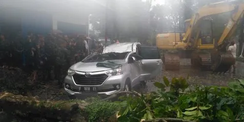 1 Orang Meninggal Dunia Tertimpa Pohon Akibat Puting Beliung di Bogor