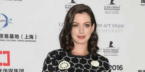 2 Bulan Setelah Melahirkan, Anne Hathaway Montok Mempesona