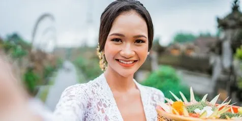 3 Fashion Items Khas Indonesia yang Bisa Ciptakan Glamour Look ala Selebriti