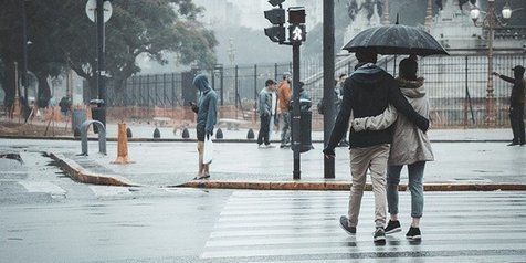 Ku berjalan di dalam hujan