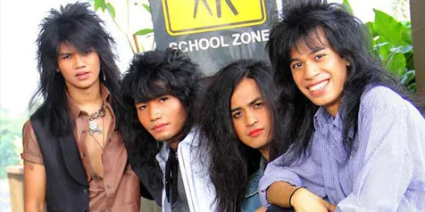 Abad Band Nyaman-Nyaman Saja Dengan Penampilan Ala Gay
