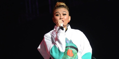 Agnez Mo Pakai Baju Transparan, Konser Raya Indosiar 