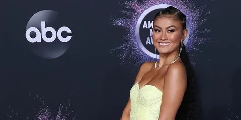 Agnez Mo Tampil Memukau di Red Carpet AMA 2019