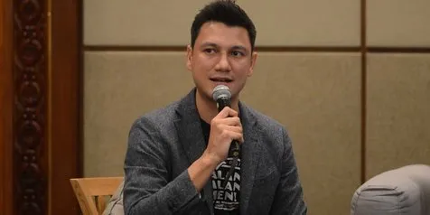 Ajarkan Kebiasaan Cuci Tangan, Christian Sugiono Bikin Momen Family Bonding yang Seru Bareng Anak
