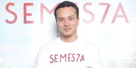 Aksi Heroik Nicholas Saputra Saat Antre Vaksin Covid-19 Jadi Sorotan, Langsung Trending di Twitter!