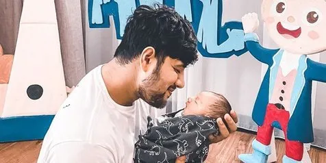 Ammar Zoni Pamer Selfie Baby Air Rumi, Netizen: Fix Bayi Terganteng Angkatan 2020!