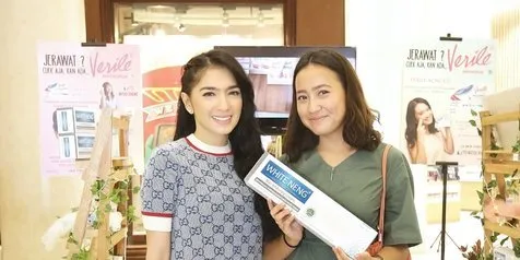Angel Karamoy Cantik Maksimal Layani Pembeli di 'Fimela Fest 2019'