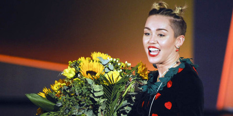 Artis Ini Ingin Hadiahi Miley Cyrus Mainan Seks 