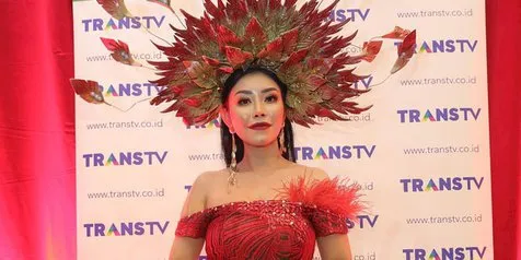 Baby Sexyola Pakai Gaun & Bagi-Bagi Uang di Pasar