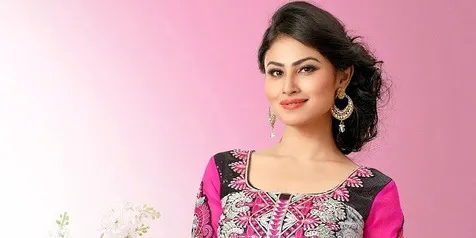 Bak Dewi Matahari, Mouni Roy Tampil Glamor Berbalut Nuansa Kuning