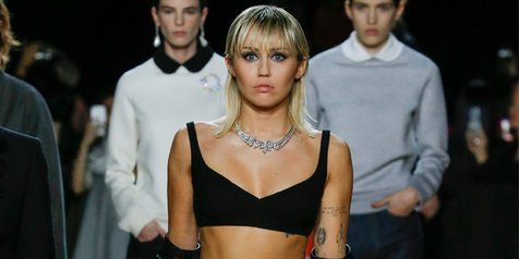 Bak Model Profesional, Miley Cyrus Melenggang di Atas Runway Marc Jacobs