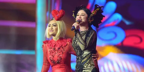 Bantu Julia Perez, Dewi Perssik Rela Disawer Oleh Para Bos