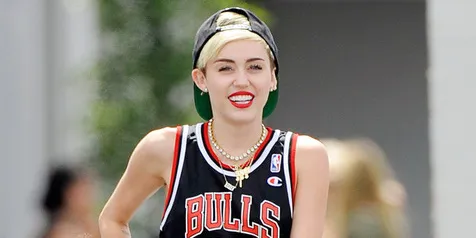 Begini Jadinya Jika Miley Cyrus Terlalu Banyak Berjemur