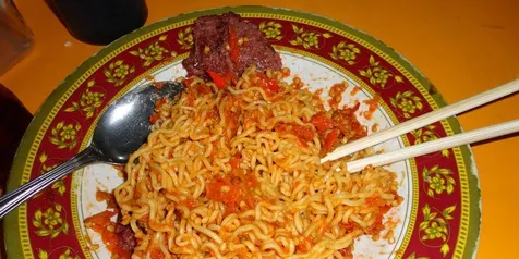 Begini Reaksi Pria Ini Saat Makan Indomie Goreng Terpedas di Bumi
