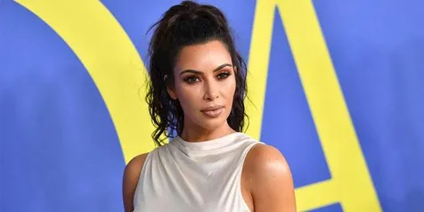 Belahan Rok Terlalu Tinggi, Pakaian Dalam Kim Kardashian Tertangkap Kamera